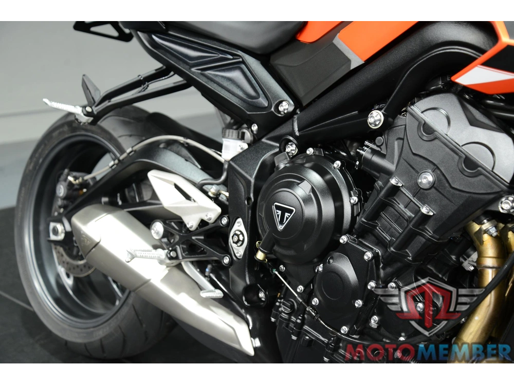 2025 Triumph Street Triple 765 R alt