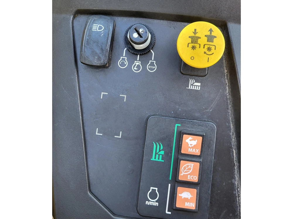 2024 John Deere Z545r alt