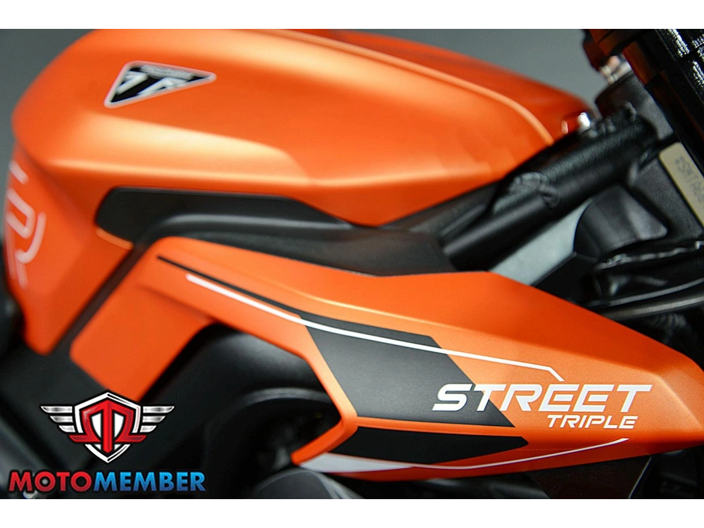 2025 Triumph Street Triple 765 R alt