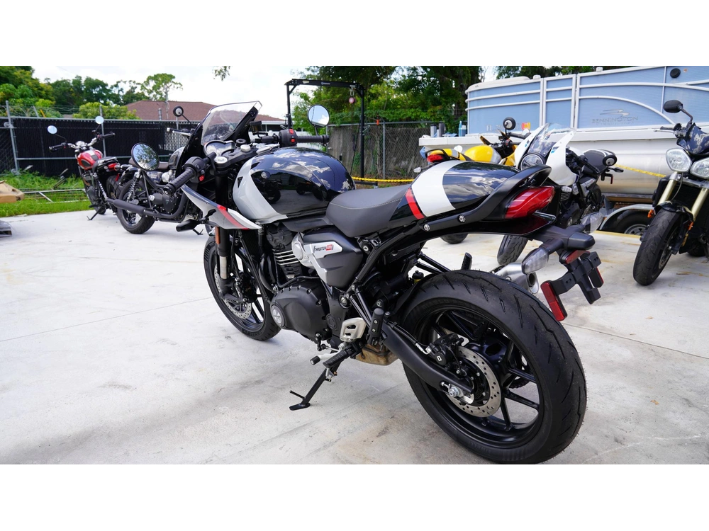 2026 Triumph Thruxton 400 alt