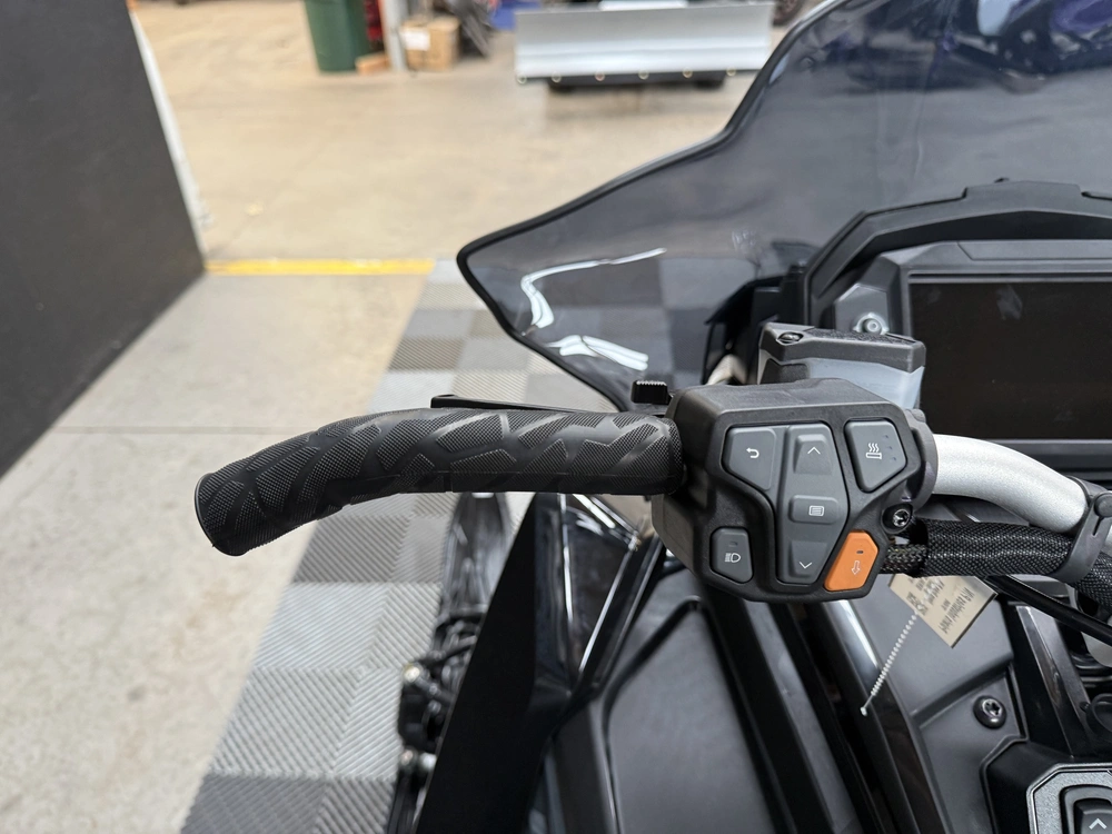2027 Polaris Boost Indy Vr1 Dynmx137 alt