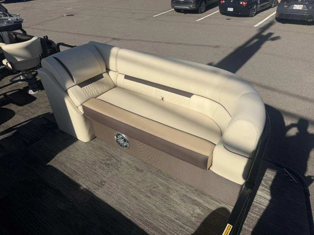 Godfrey Marine Sweetwater 2286 Midship Table 2023