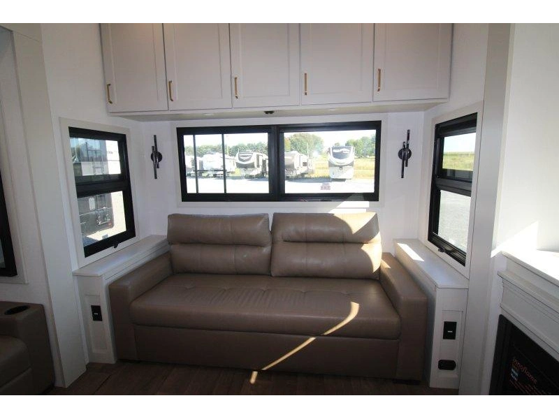 Grand Design Solitude 370dv 2027 alt