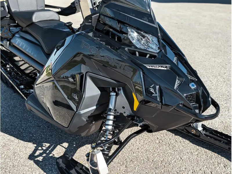 2027 Polaris ProStar S4 Titan Adventure 155 1.5 // Gloss Black