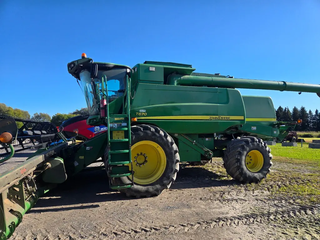 2015 John Deere  T670