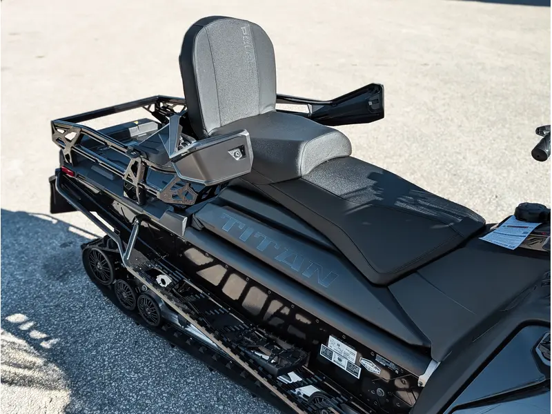 2027 Polaris ProStar S4 Titan Adventure 155 1.5 // Gloss Black