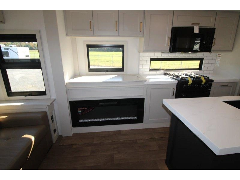 Grand Design Solitude 370dv 2027 alt