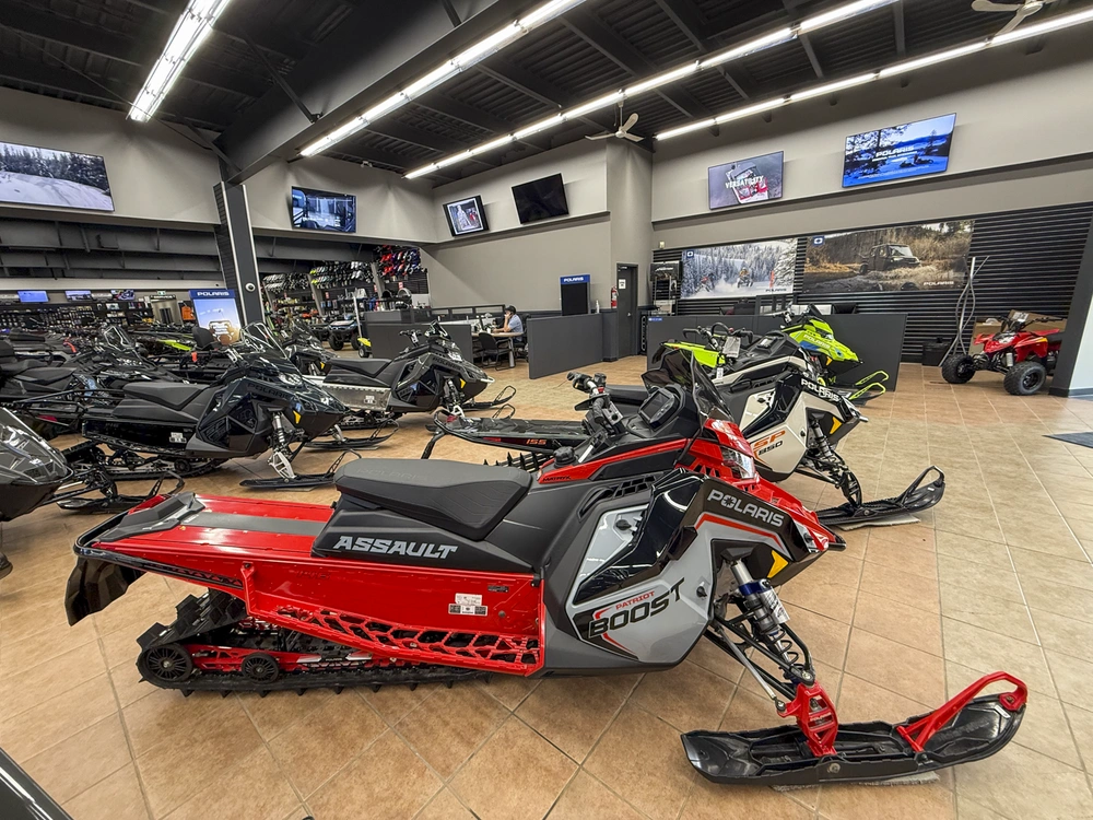 2025 Polaris Boost Switchback Assault 146 Storm Gray / Indy Red