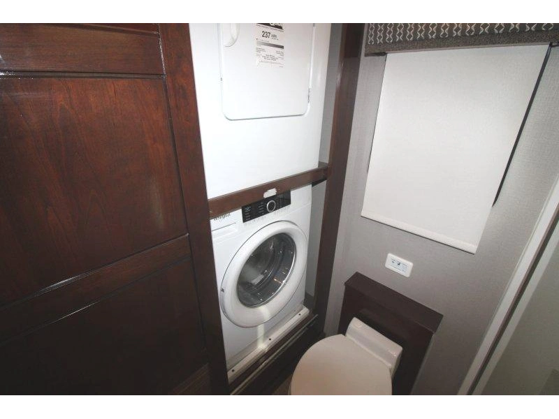 Entegra Coach Reatta 40q2 2021 alt