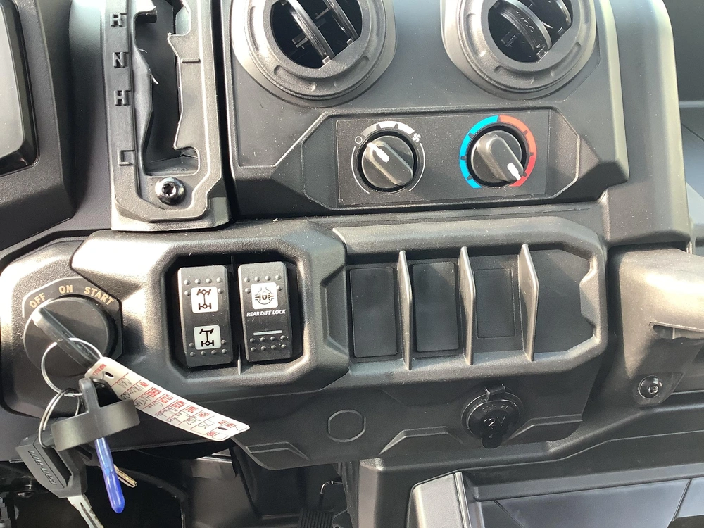 2027 Can-am Defender Dps Hd9 Cab Heated alt