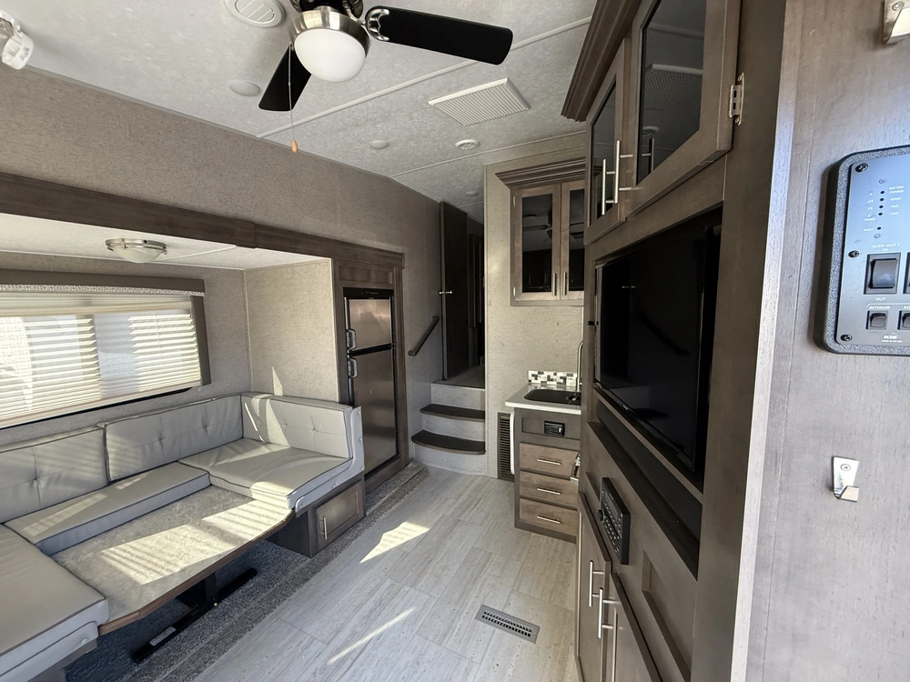 Forest River Rockwood Ultra Lite 2441w 2019 alt