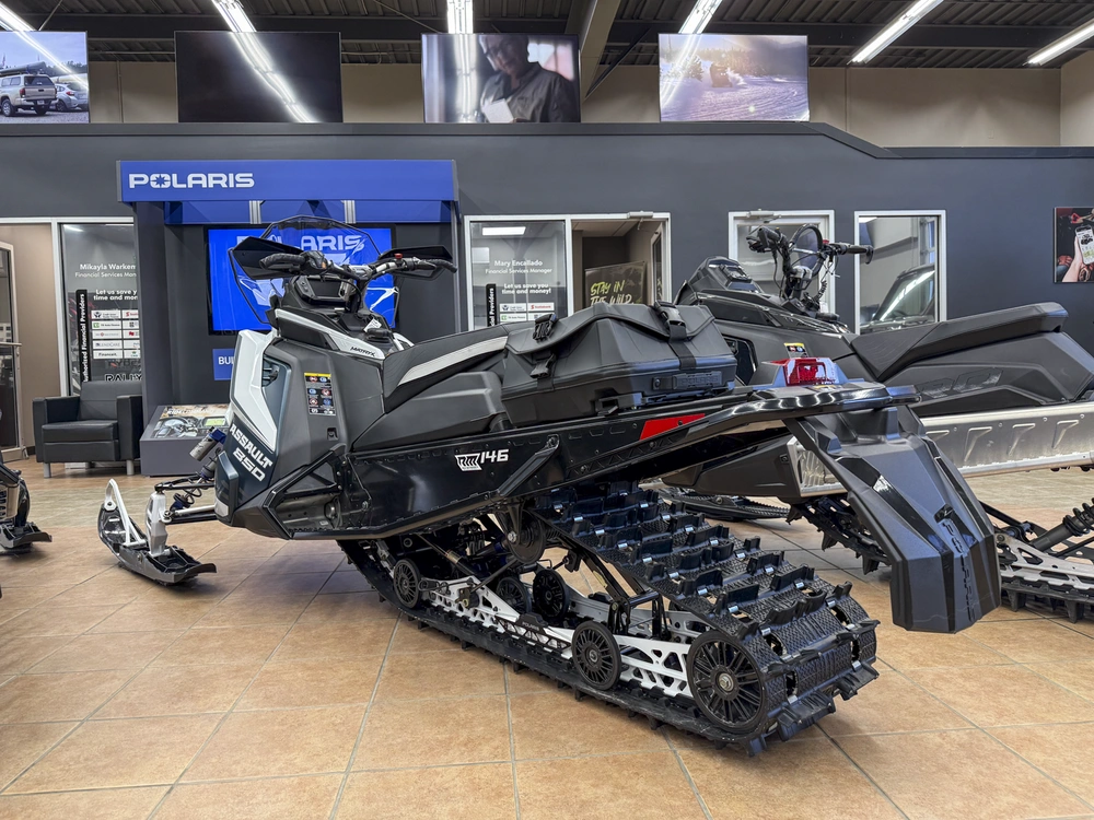 2026 Polaris 850 Switchback Assault 146 - Race Ifs Premium Matte Casecade Green / White alt