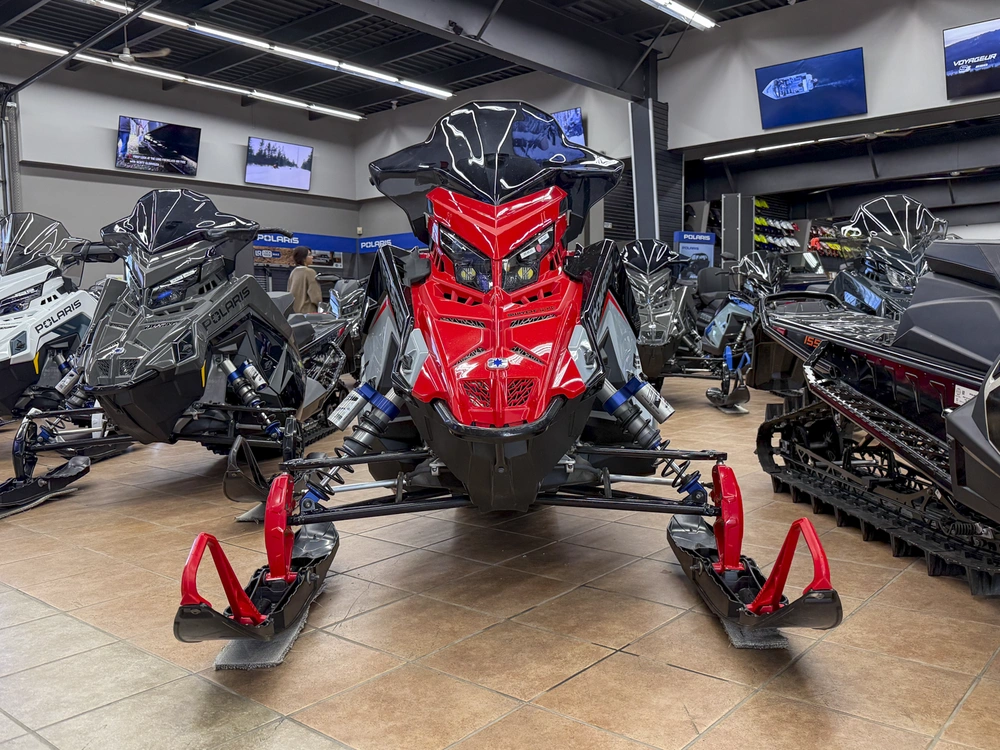 2025 Polaris Boost Switchback Assault 146 Storm Gray / Indy Red