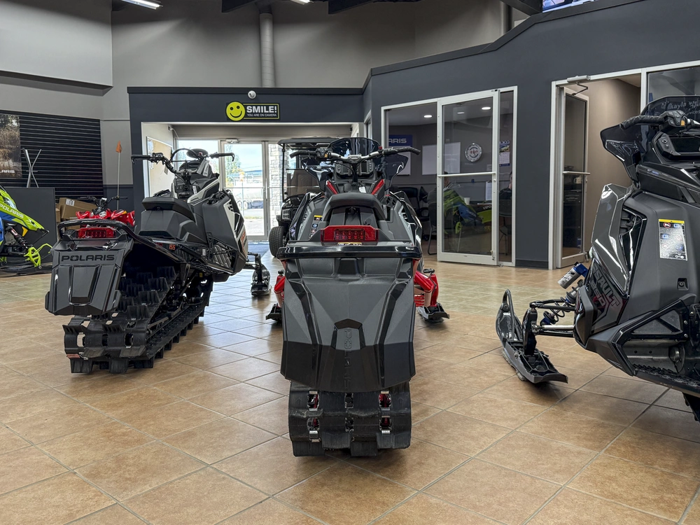 2025 Polaris Boost Switchback Assault 146 Storm Gray / Indy Red
