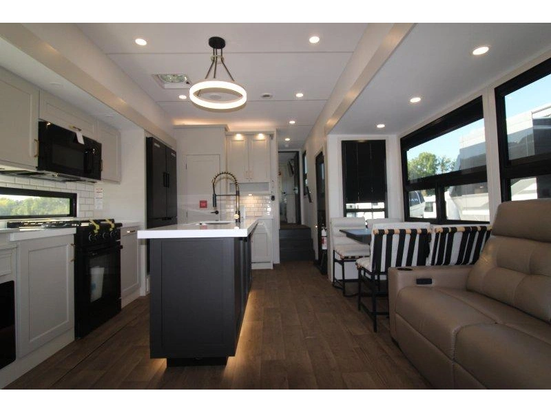 Grand Design Solitude 370dv 2027 alt