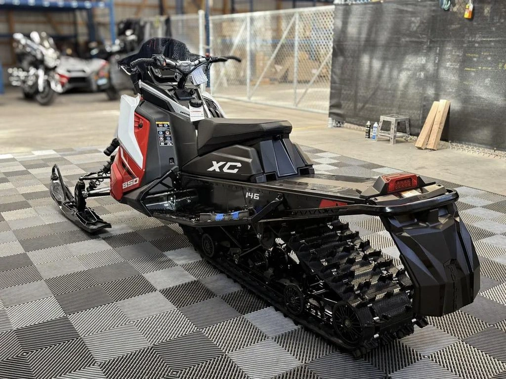 2027 Polaris 850 Switchback Xc 146 1.6 Cobra Track 7s Display