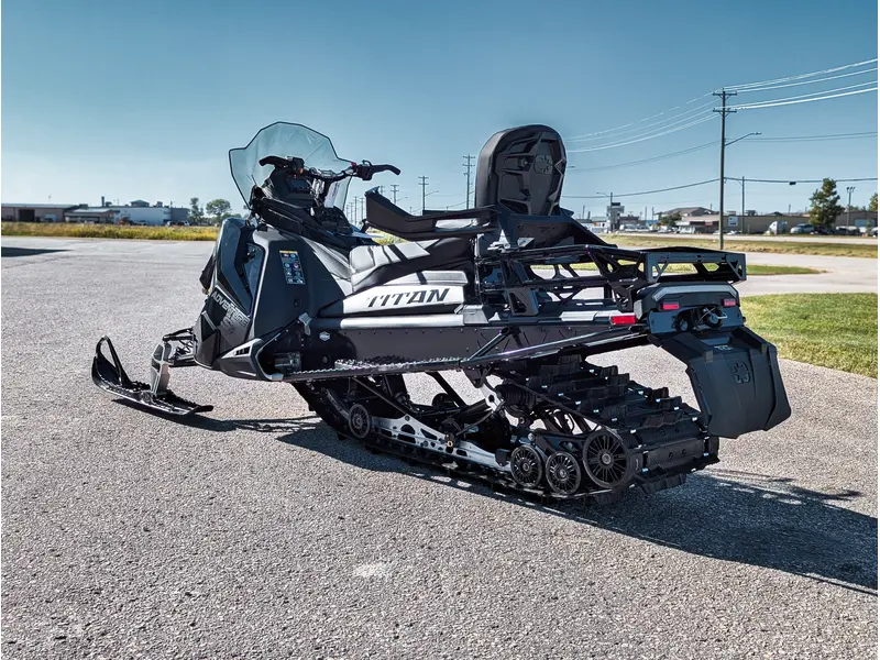 2027 Polaris ProStar S4 Titan Adventure 155 1.5 // Gloss Black
