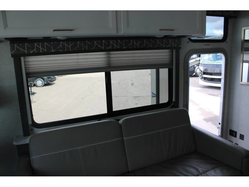 2024 Thor Motor Coach Resonate 30c alt