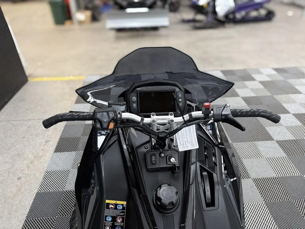 2027 Polaris Boost Indy Vr1 Dynmx137 alt
