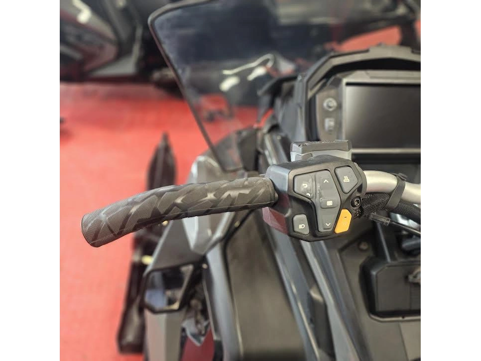 2025 Polaris 650 Indy Adventure 137 alt