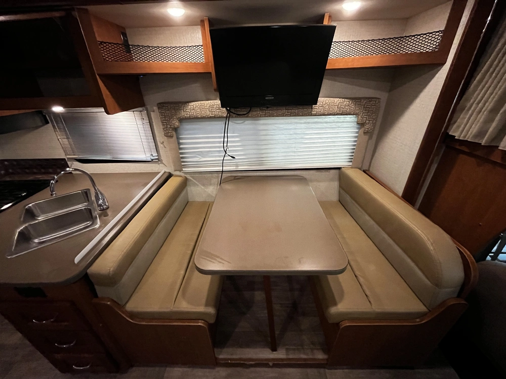 2018 Winnebago Minnie Winnie 31g alt
