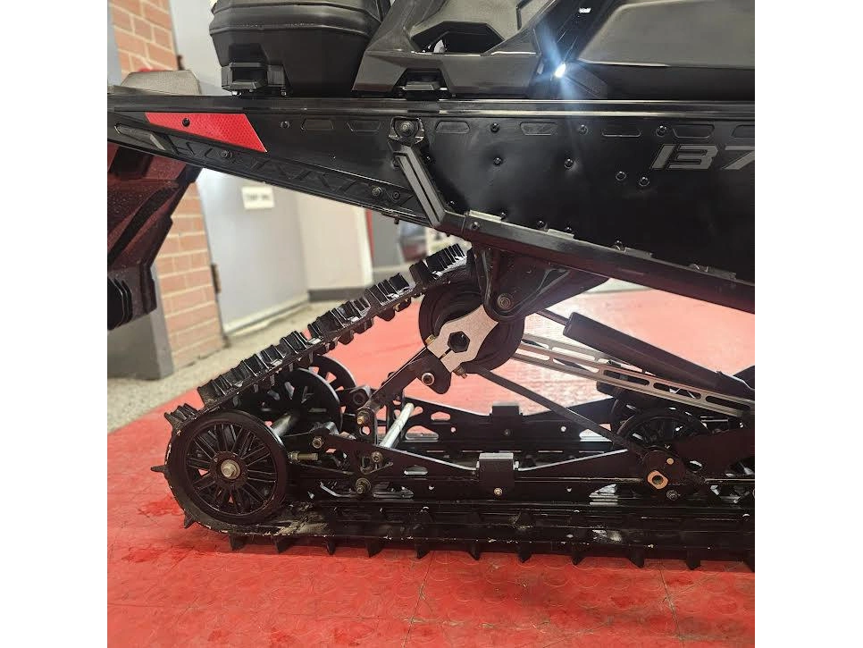 2025 Polaris 650 Indy Adventure 137 alt