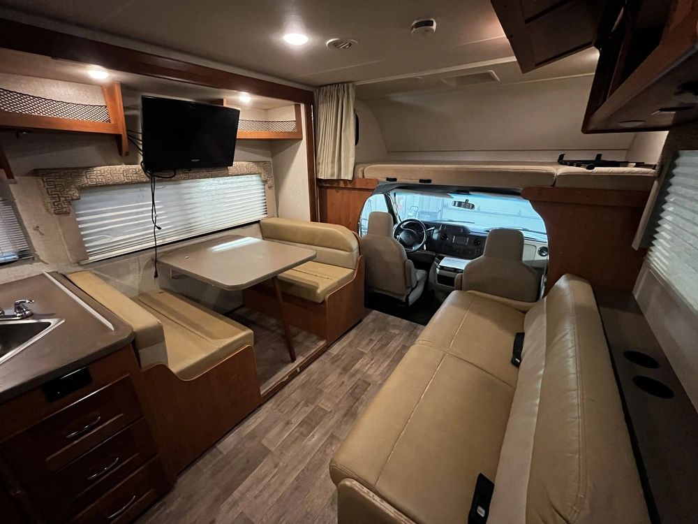 2018 Winnebago Minnie Winnie 31g alt