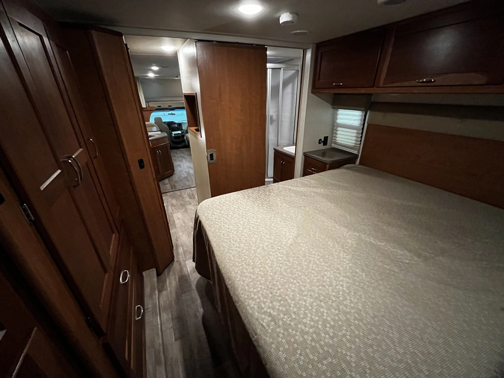 2018 Winnebago Minnie Winnie 31g alt