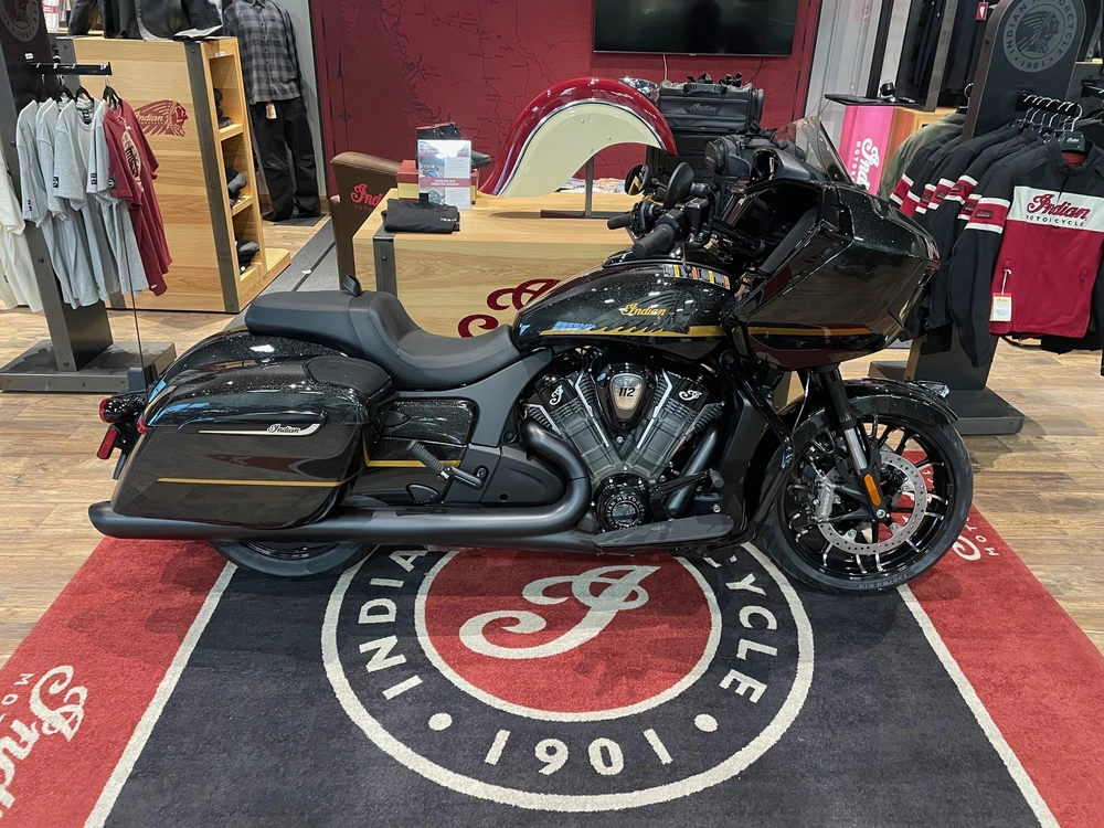 2026 Indian Motorcycle Challenger Dh 112 W/pb Audio - Black Metallic / Black Crystal alt