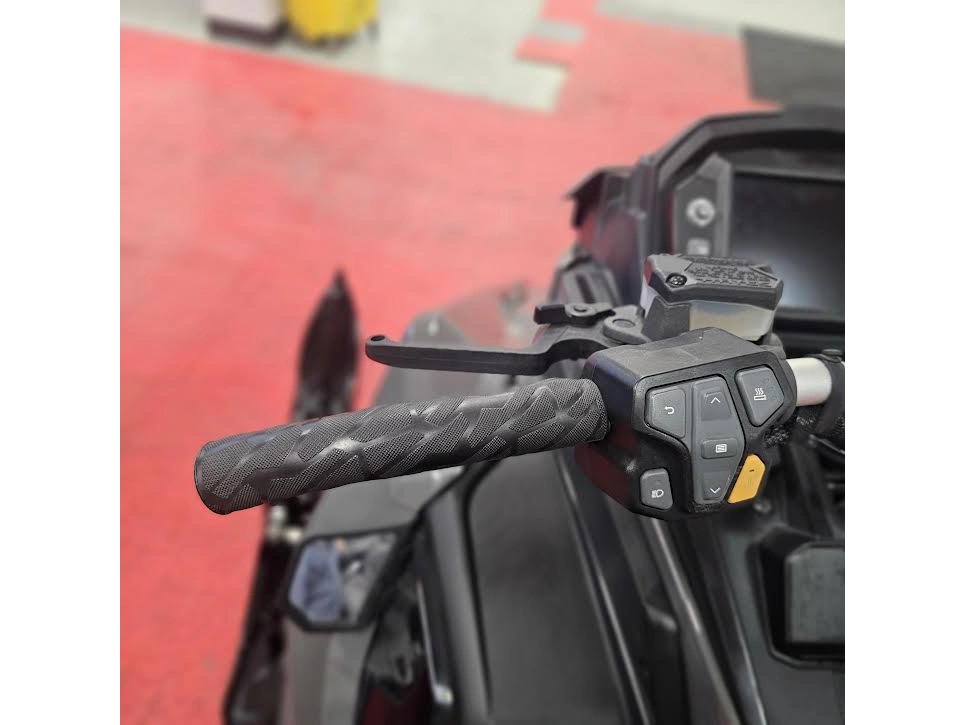 2025 Polaris 650 Indy Adventure 137 alt