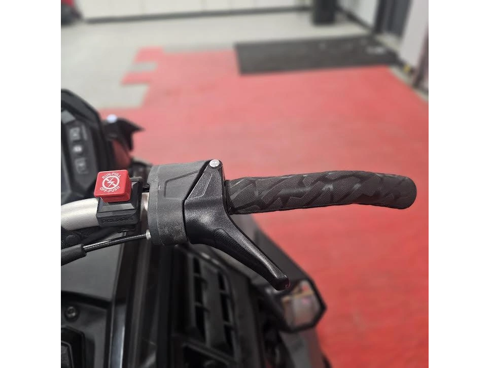 2025 Polaris 650 Indy Adventure 137 alt