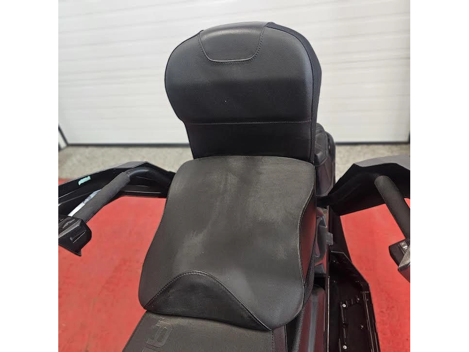 2025 Polaris 650 Indy Adventure 137 alt