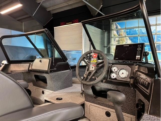 Lund Boat Co 1875 Impact Xs 2025 alt