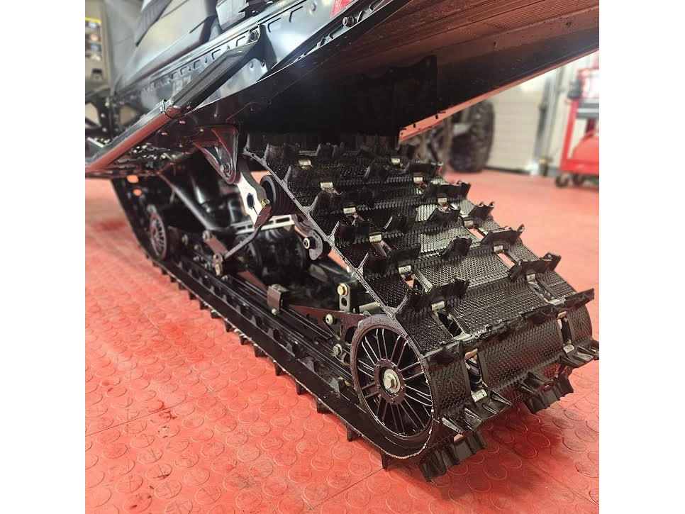 2025 Polaris 650 Indy Adventure 137 alt