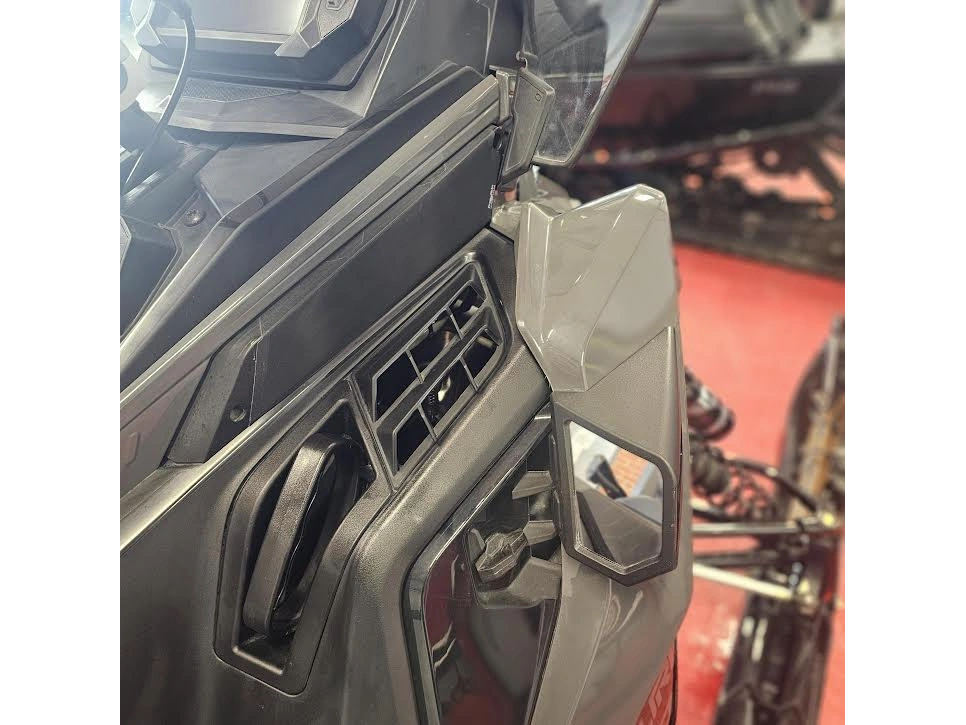 2025 Polaris 650 Indy Adventure 137 alt