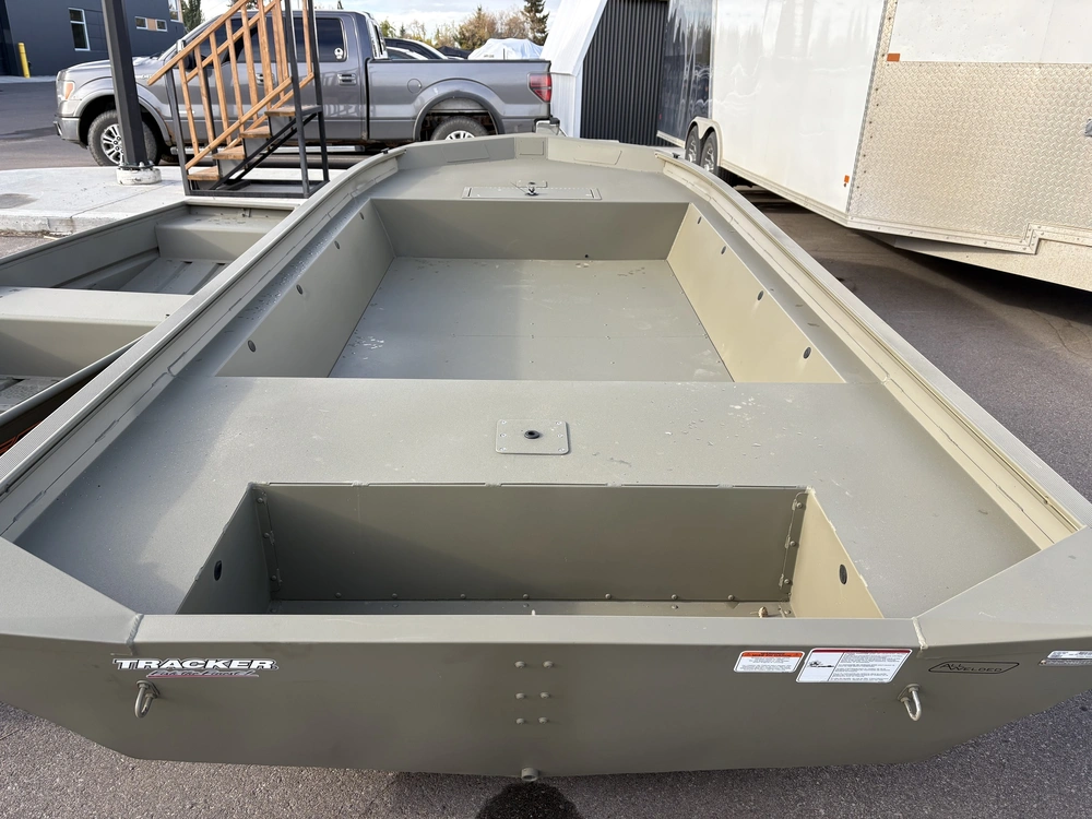 2026 Tracker Grizzly 1860 Jon alt