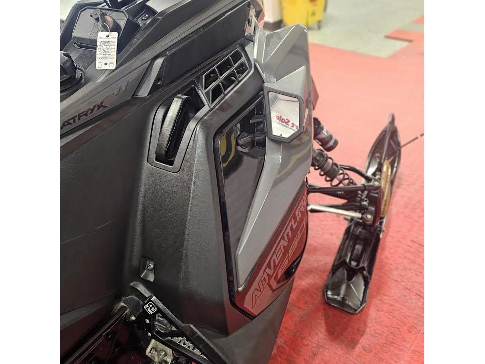 2025 Polaris 650 Indy Adventure 137 alt