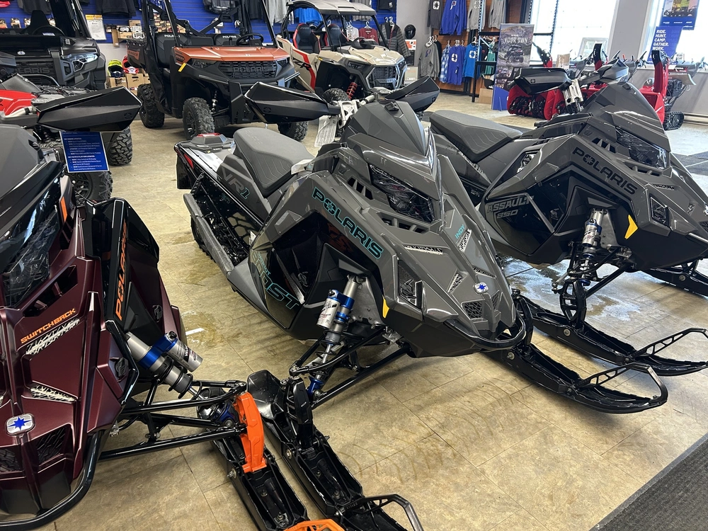 Polaris Indy® Vr1 Patriot Boost 137 2024 alt