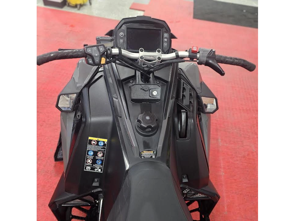 2025 Polaris 650 Indy Adventure 137 alt