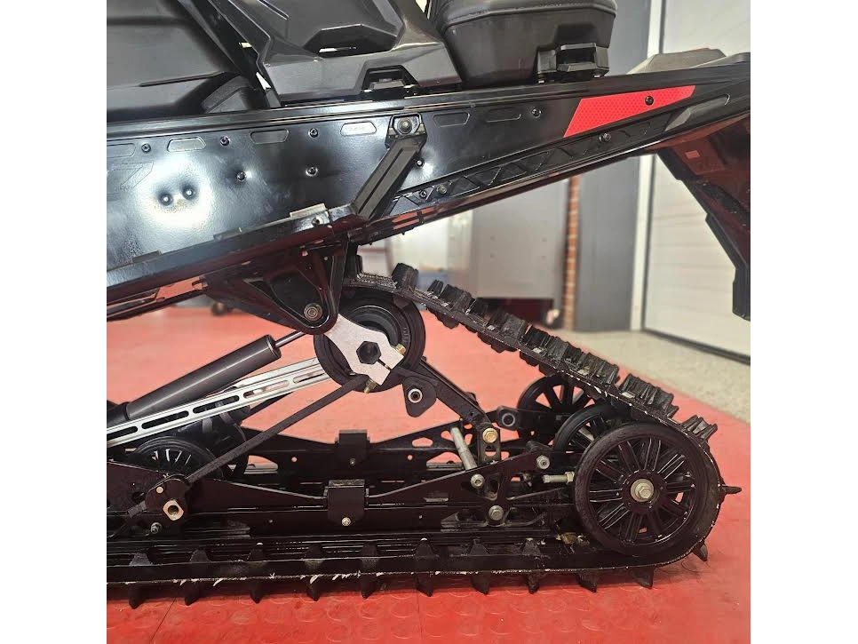 2025 Polaris 650 Indy Adventure 137 alt