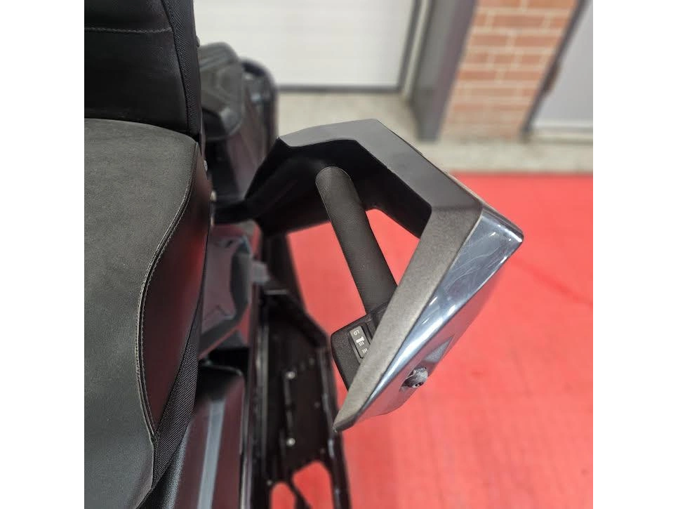 2025 Polaris 650 Indy Adventure 137 alt