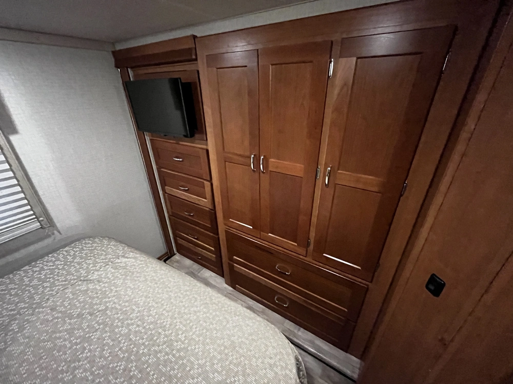 2018 Winnebago Minnie Winnie 31g alt