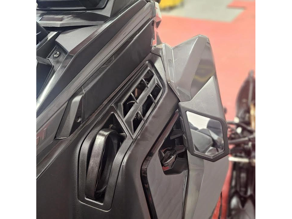 2025 Polaris 650 Indy Adventure 137 alt