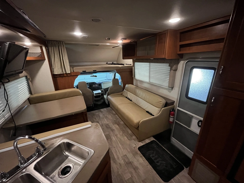 2018 Winnebago Minnie Winnie 31g alt