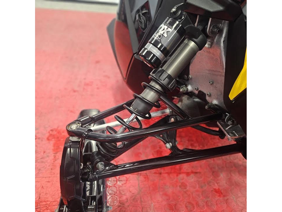 2025 Polaris 650 Indy Adventure 137 alt