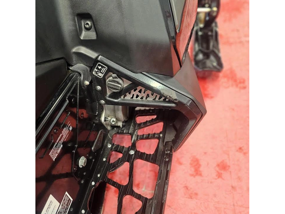 2025 Polaris 650 Indy Adventure 137 alt