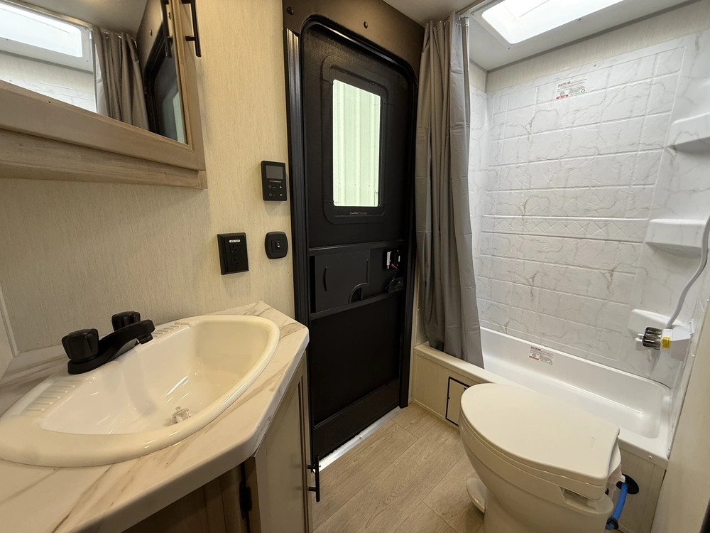 Cherokee 23dbh Grey Wolf 2026 alt