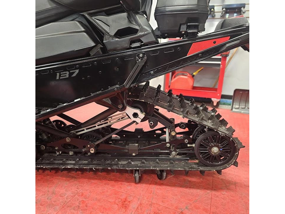 2025 Polaris 650 Indy Adventure 137 alt