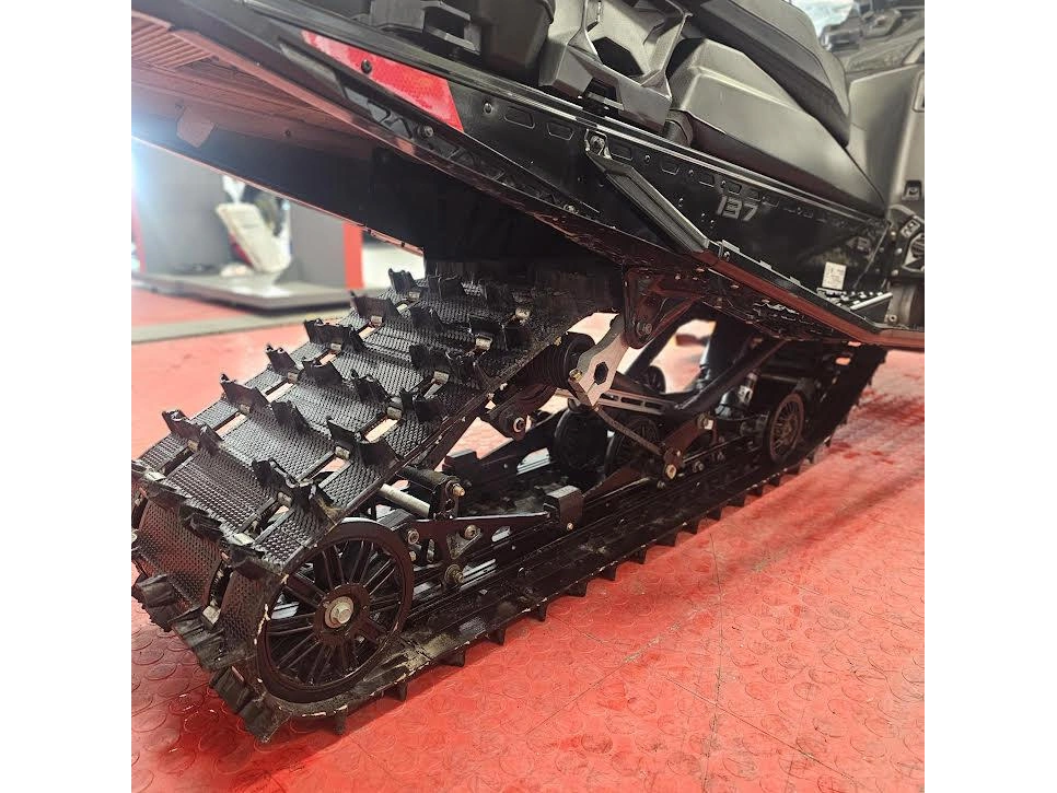 2025 Polaris 650 Indy Adventure 137 alt