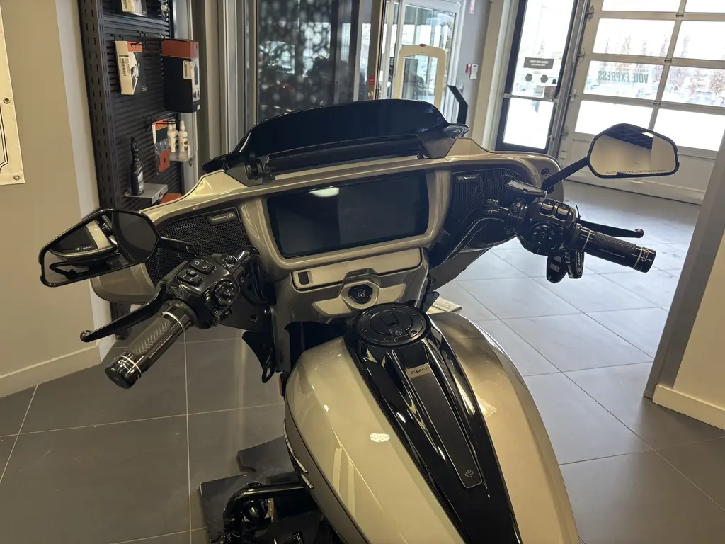 Harley-Davidson CVO Street Glide FLHXSEFLHXSE 2023